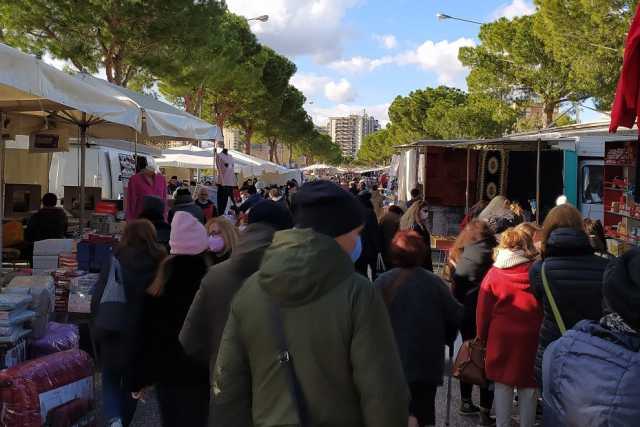 Bari, il mercato di Poggiofranco: da trent'anni di sabato mattina alla ricerca dell'affare